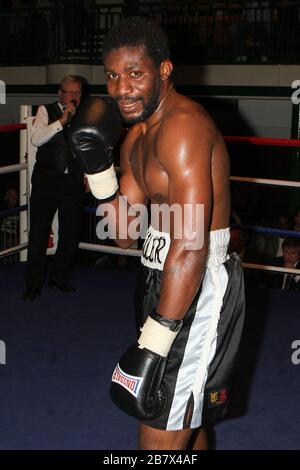 Dalton Miller (schwarze/weiße Shorts) besiegt Chris Brophy in einem Boxwettbewerb im Mittelgewicht in der York Hall, Bethnal Green, gefördert von Miranda Carter/Left Stockfoto