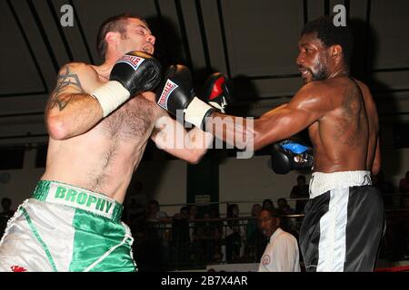 Dalton Miller (schwarze/weiße Shorts) besiegt Chris Brophy in einem Boxwettbewerb im Mittelgewicht in der York Hall, Bethnal Green, gefördert von Miranda Carter/Left Stockfoto