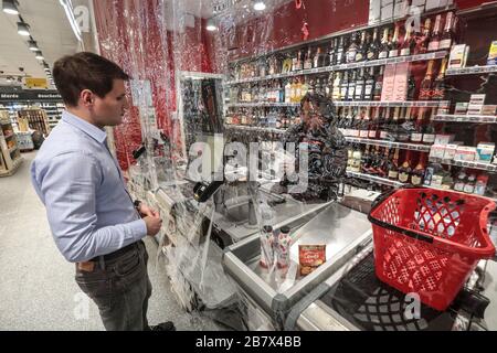 AUCHAN MONTIERT SCHILDE FÜR FRANZÖSISCHE KASSIERER IN DER CORONAVIRUS-KRISE Stockfoto