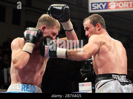 Ben Jones (Silber-Shorts) zieht mit Gavin Reid in einem Federgewichts-Boxwettkampf in der York Hall, Bethnal Green, gefördert von Matchroom Sports/Barry He Stockfoto