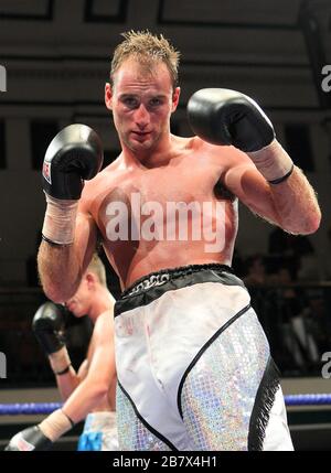 Ben Jones (Silber-Shorts) zieht mit Gavin Reid in einem Federgewichts-Boxwettkampf in der York Hall, Bethnal Green, gefördert von Matchroom Sports/Barry He Stockfoto