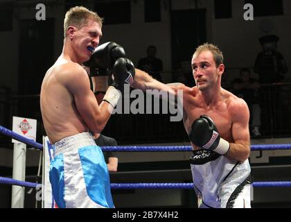 Ben Jones (Silber-Shorts) zieht mit Gavin Reid in einem Federgewichts-Boxwettkampf in der York Hall, Bethnal Green, gefördert von Matchroom Sports/Barry He Stockfoto