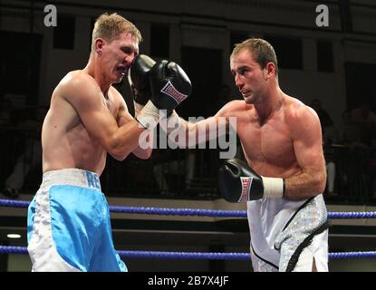 Ben Jones (Silber-Shorts) zieht mit Gavin Reid in einem Federgewichts-Boxwettkampf in der York Hall, Bethnal Green, gefördert von Matchroom Sports/Barry He Stockfoto