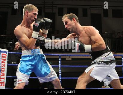 Ben Jones (Silber-Shorts) zieht mit Gavin Reid in einem Federgewichts-Boxwettkampf in der York Hall, Bethnal Green, gefördert von Matchroom Sports/Barry He Stockfoto