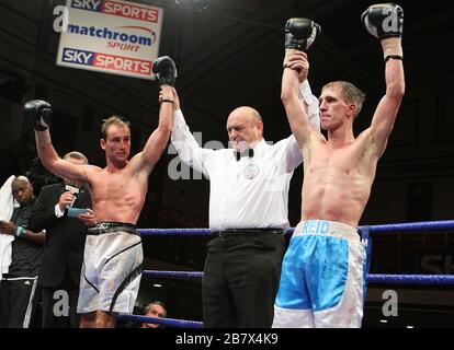 Ben Jones (Silber-Shorts) zieht mit Gavin Reid in einem Federgewichts-Boxwettkampf in der York Hall, Bethnal Green, gefördert von Matchroom Sports/Barry He Stockfoto