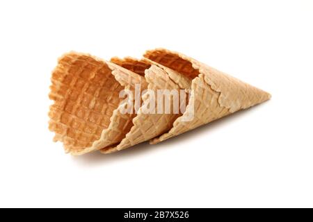 Waferkegel isoliert auf weißem Hintergrund. Süße Eiscreme Stockfoto