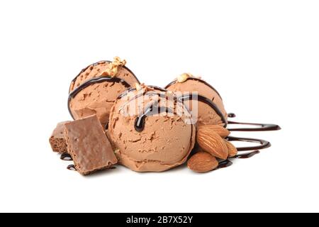 Eiskugeln, Schokolade und Mandel isoliert auf weißem Hintergrund Stockfoto