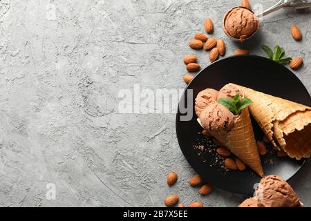 Eis, Waffeln und Mandel auf grauem Tisch, Draufsicht Stockfoto