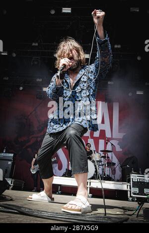 Aarhus, Dänemark. Juni 2018. Der amerikanische Rockband Rival Sons führt ein Live-Konzert während des dänischen Musikfestivals Northside 2018 in Aarhus durch. Hier ist Sänger Jay Buchanan live auf der Bühne zu sehen. (Foto: Gonzales Foto - Nikolaj Bransholm). Stockfoto