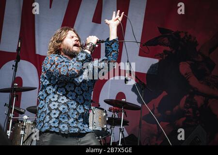 Aarhus, Dänemark. Juni 2018. Der amerikanische Rockband Rival Sons führt ein Live-Konzert während des dänischen Musikfestivals Northside 2018 in Aarhus durch. Hier ist Sänger Jay Buchanan live auf der Bühne zu sehen. (Foto: Gonzales Foto - Nikolaj Bransholm). Stockfoto