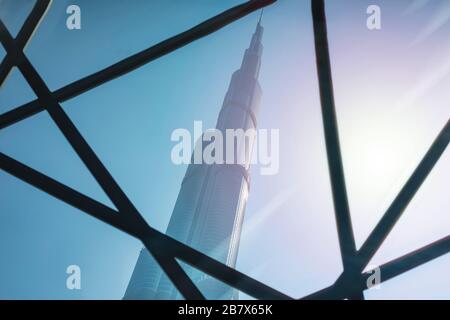 Wolkenkratzer in Dubai. Burj Khalifa Tower. Sehen Sie durch Konstruktionen Stockfoto