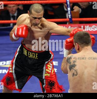 Kreshnick Qato (Wembley, rot/schwarze Shorts) besiegt Ernie Smith (Stourport) bei einer Punkteentscheidung Middelewat Contest in York Hall, Bethnal Green, Lon Stockfoto