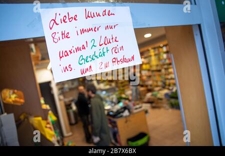 Hamburg, Deutschland. März 2020. Über dem Eingang zu einem kleinen Gemüse- und Lebensmittelgeschäft an der Osterstraße im Eimsbütteler Stadtteil hängt ein Hinweis mit der Aufschrift "Kunden bitte in den Laden mit maximal 2 Personen in 2 m Entfernung". Aufgrund der Corona-Krise müssen viele Geschäfte für die nächsten Wochen auf offizielle Anweisung schließen. Ausgenommen sind Lebensmittelgeschäfte, Wochenmärkte, Apotheken, Drogerien, Tankstellen, Banken und dergleichen. Credit: Christian Charisius / dpa / Alamy Live News Credit: Dpa Picture Alliance / Alamy Live News Stockfoto