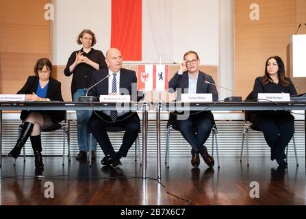 18. März 2020, Brandenburg, Potsdam: Ursula Nonnemacher (l-r, Bündnis 90/die Grünen), Ministerin für Soziales, Gesundheit, Integration und Konsumentenschutz, Dietmar Woidke (SPD), Ministerpräsident von Brandenburg, Michael Müller (SPD), Regierender Bürgermeister von Berlin, Und Dilek Kalayci, Berliner Senatorin für Gesundheit, Pflege und Gleichstellung, wird nach der gemeinsamen Kabinettssitzung der Berliner Senatsverwaltung und der Brandenburger Landesregierung eine Pressekonferenz im Brandenburger Saal der Staatskanzlei abhalten. Hinter ihnen steht ein Dolmetscher für die Zeichensprache. Foto: Soeren Stache / dpa-Zentralbi Stockfoto