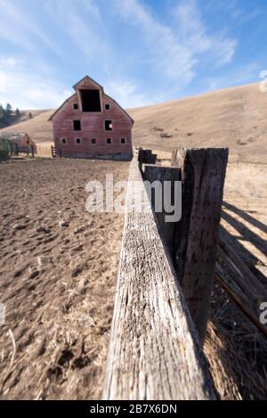 Corral Zaun und Stall, Wallowa County, Oregon. Stockfoto