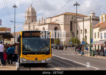 Lissabon, Portugal - 2. März 2020: Passagiere, die einen Carris-Bus im Belem-Viertel besteigen Stockfoto