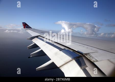 Boeing 747-400 (744) in der Flugansicht des Flügels durch das Flugfenster Stockfoto