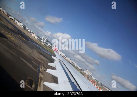 Gatwick Airport England Flugzeug Boeing 747-400 (744) Ansicht des Flügels mit Verkleidung und Union-Jack-Design auf Flügelspitze Stockfoto