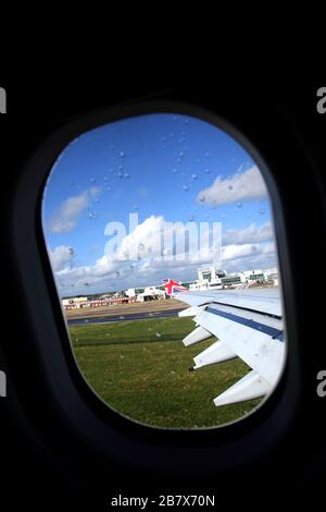 Gatwick Airport England Flugzeug Boeing 747-400 (744) Blick auf den Flügel mit den Verkleidungen der Klappengleise durch das Fenster Stockfoto