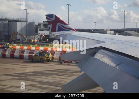 Flugzeug Boeing 747-400 (744) Ansicht des Flügels, der Union Jack Design auf der Flügelspitze zeigt Stockfoto