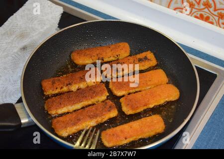 Frittieren von Fischfingern Stockfoto