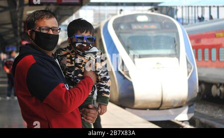 Jammu. März 2020. Menschen, die Schutzmasken tragen, warten am Bahnhof Katra, etwa 45 km von Jammu, der Winterhauptstadt des von Indien kontrollierten Kaschmir, am 18. März 2020, als Vorsichtsmaßnahme gegen die COVID-19-Epidemie auf den Zug. Kredit: Str/Xinhua/Alamy Live News Stockfoto