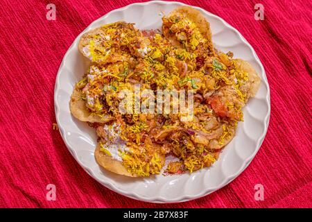 SEV Batata Puri ODER Papdi Chat ist ein beliebter Kalkutta Street Food, eine Art Chaat, knusprig, tangy, mäßig gesund (selektiver Fokus) Stockfoto