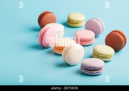 Bunte französische Makkaroni Makkaroni Plätzchen auf blauem Hintergrund. Freier Speicherplatz, Draufsicht. Stockfoto