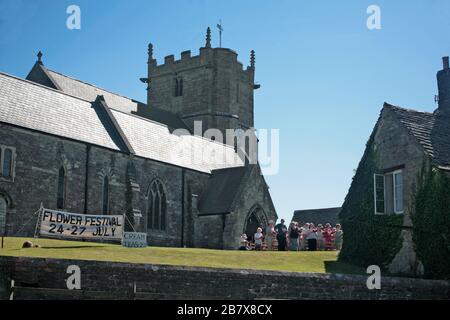 Ein Gottesdienst im Freien in der Kirche St. Edward King und Martyrer von East Street, Corfe Castle, Insel Purbeck, Dorset, England, Großbritannien Stockfoto