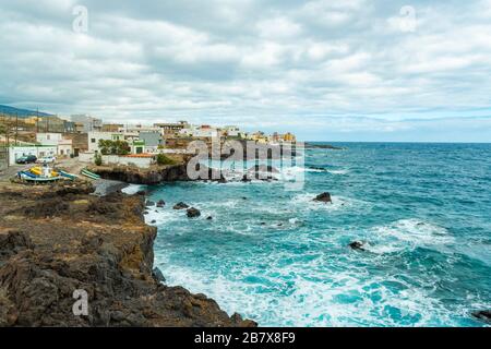 Klippenstrand Playa de las Carretas auf Teneriffa Stockfoto