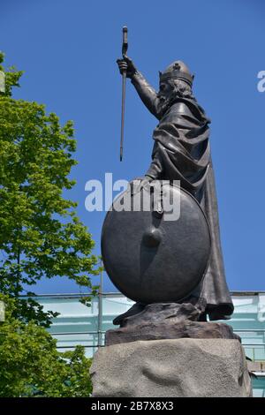 Statue von König Alfred dem großen, der im historischen Winchester gegen einen blauen Himmel steht. 1899 errichtet, um tausend Jahre seit Alfreds Tod zu markieren. Stockfoto