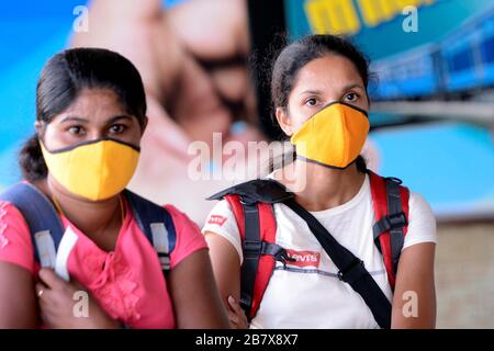 Colombo. März 2020. Das Foto, das am 18. März 2020 aufgenommen wurde, zeigt Menschen, die Masken in Colombo, Sri Lanka tragen. Sri Lanka hat bisher 43 positive COVID-19-Patienten bestätigt, während 200 weitere beobachtet werden. Die Behörden Sri Lankas haben am Montag einen viertägigen Feiertag ausgerufen, der am Donnerstag enden wird und die Menschen dazu aufforderte, in geschlossenen Räumen zu bleiben, da die medizinischen Beamten befürchteten, dass die Zahl der positiven Virusfälle in den nächsten Tagen steigen dürfte. Kredit: Gayan Sameera/Xinhua/Alamy Live News Stockfoto