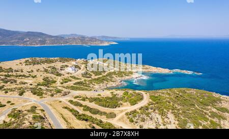 Luftaufnahme von Flying Drone von Menschen Menge Erholung am Strand in Griechenland. Stockfoto