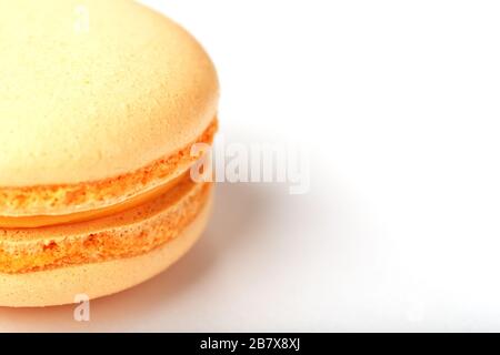 Gelbe Makkaroni Plätzchen auf weißem Hintergrund, isoliert. Stockfoto