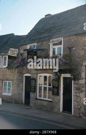 Traditionelles englisches Pub: Das Fox Inn, 8 West Street, Corfe Castle, Insel Purbeck, Dorset, England, Großbritannien Stockfoto