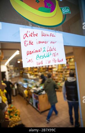 Hamburg, Deutschland. März 2020. Über dem Eingang zu einem kleinen Gemüse- und Lebensmittelgeschäft an der Osterstraße im Eimsbütteler Stadtteil hängt ein Hinweis mit der Aufschrift "Kunden bitte in den Laden mit maximal 2 Personen in 2 m Entfernung". Aufgrund der Corona-Pandemie müssen viele Geschäfte auf Anordnung der Behörden für die nächsten Wochen geschlossen werden. Ausgenommen sind Lebensmittelgeschäfte, Wochenmärkte, Apotheken, Drogerien, Tankstellen, Banken und ähnliches. Credit: Christian Charisius / dpa / Alamy Live News Credit: Dpa Picture Alliance / Alamy Live News Stockfoto