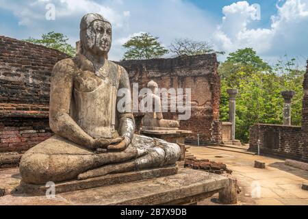 Eine meditierende Buddhastatue an der historischen Stätte von Polonnaruwa in Sri Lanka. Stockfoto