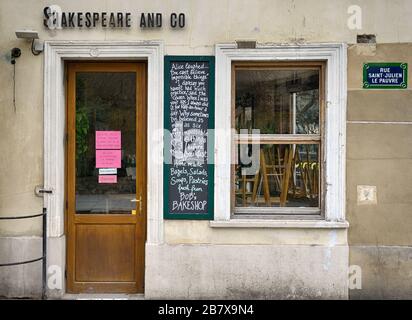 Paris - 17. März 2020: Shakespeare and Company Cafe, sehr beliebter englischsprachiger Buchladen und Kaffeebar wegen Sperrung geschlossen. Stockfoto