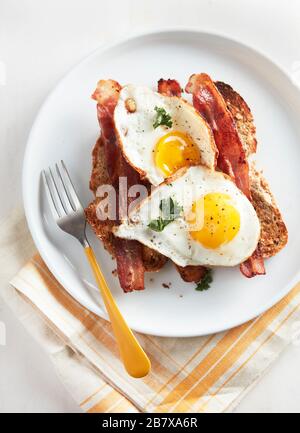 Zwei Eier Sonnenseite nach oben Speck und Toast Stockfoto