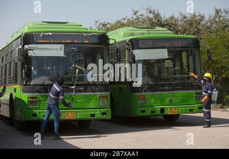 Neu-Delhi, Indien. März 2020. Mitarbeiter sprühen Desinfektionsmittel in Bussen in Neu-Delhi, Indien, 18. März 2020. Die Anzahl der bestätigten COVID-19-Fälle in Indien stieg auf 147 Mittwoch, sagte Indiens Bundesgesundheitsministerium. Credit: Javed Dar/Xinhua/Alamy Live News Stockfoto