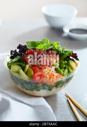 Poke Bowl mit Thunfisch und Gemüse Stockfoto