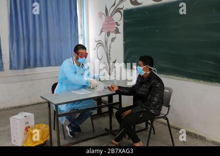 Die UN eröffnet eine Reihe ihrer Schulen im Gazastreifen für Patienten isoliert von ihren Kliniken, um am 18. März 2020 die öffentliche Gesundheit von Coronavirus zu erhalten. Stockfoto