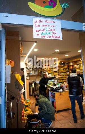 Hamburg, Deutschland. März 2020. Über dem Eingang zu einem kleinen Gemüse- und Lebensmittelgeschäft an der Osterstraße im Eimsbütteler Stadtteil hängt ein Hinweis mit der Aufschrift "Kunden bitte in den Laden mit maximal 2 Personen in 2 m Entfernung". Aufgrund der Corona-Pandemie müssen viele Geschäfte auf Anordnung der Behörden für die nächsten Wochen geschlossen werden. Ausgenommen sind Lebensmittelgeschäfte, Wochenmärkte, Apotheken, Drogerien, Tankstellen, Banken und ähnliches. Credit: Christian Charisius / dpa / Alamy Live News Credit: Dpa Picture Alliance / Alamy Live News Stockfoto