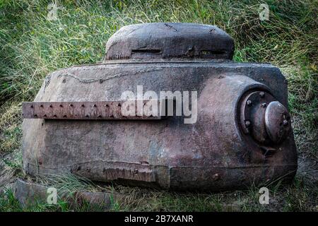 Die Hälfte des Revolvers des sowjetischen Panzers BEFINDET sich auf der Halbinsel Westerplatte in Danzig und diente als Podest, um mit Schreib zu bestegen Stockfoto