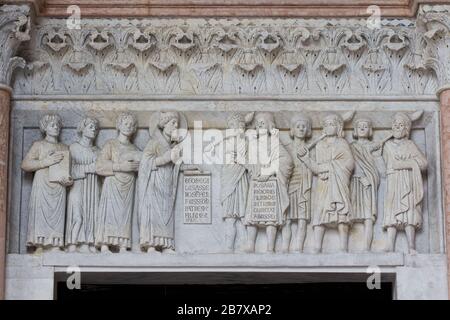 St. Regolo trifft die Arianer (von einem Schüler von Guido da Como, 1233) - St. Martin's Cathedral - Lucca Stockfoto