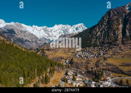 Das Dorf Palleusieux unter einem großen Berg, im Basin Pre-Saint-Didier, Aosta Valley am Timr des Corona-Virus-Ausbruchs, Norditalien Stockfoto