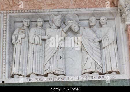 Geschichten des heiligen Martin (von einem Schüler von Guido da Como, 1233) - Sankt Martin gefeierter Bischof von Tours - Sankt Martin Kathedrale - Lucca Stockfoto