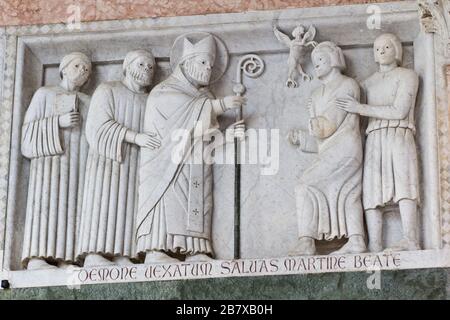 Geschichten des heiligen Martin (von einem Schüler von Guido da Como, 1233) - Sankt Martin, der den Teufel auswirft - Sankt Martins Kathedrale - Lucca Stockfoto