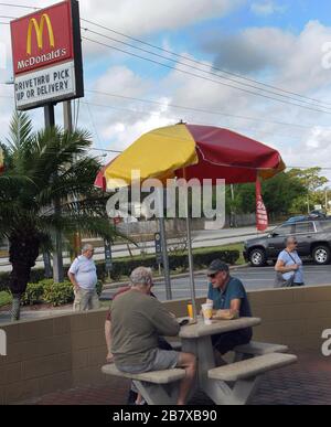 Titusville, Vereinigte Staaten. März 2020. Kunden essen im Freien in einem McDonald's in Titusville, Florida, da Restaurants in den Vereinigten Staaten beginnen, die Essräume vorübergehend zu schließen, um die Ausbreitung des Coronavirus (COVID-19) zu begrenzen. Credit: SOPA Images Limited/Alamy Live News Stockfoto