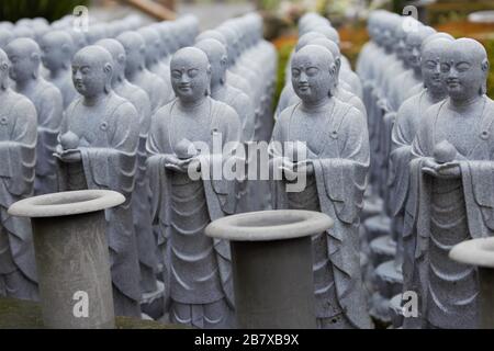 Statuen von Ksitigarbha Bodhisattva (Jizo) im Hasedera-Tempel, Hase-dera, Kamakura, Japan Stockfoto